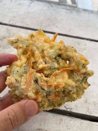奥武島の下味がしっかりついているてんぷら店