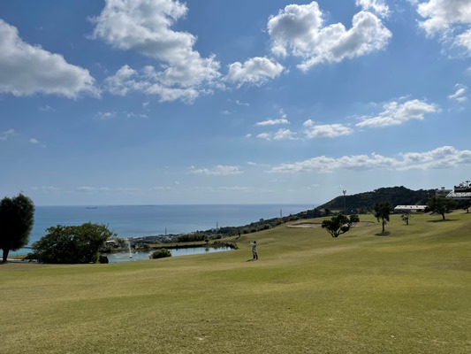 海が見えてコース内に沖縄の巨大なお墓が点在しているコース