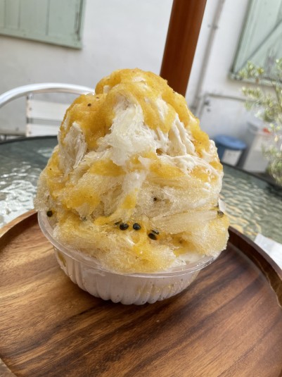 港川外国人住宅街の庭で食べるかき氷