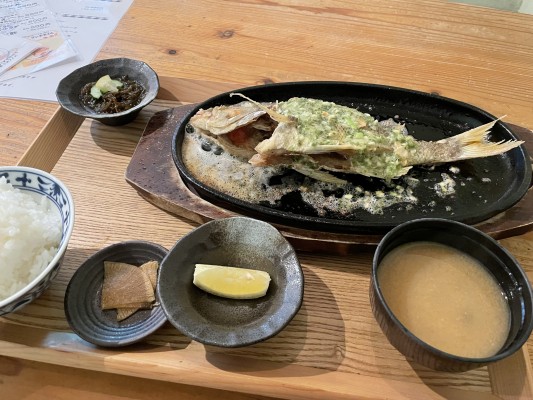 海人の町、糸満で食べる鮮魚のアーサーバター焼き