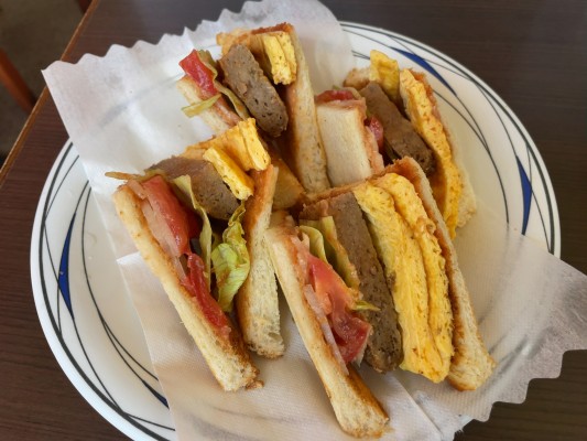 沖縄のゆるやかな時間が流れる軽食の店