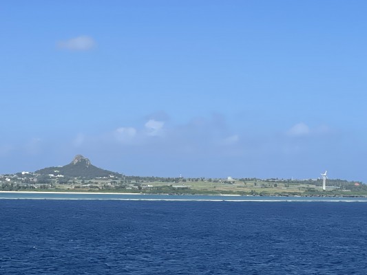 フェリーから見た瀬底島のゴルフコース跡と伊江島のゴルフコース