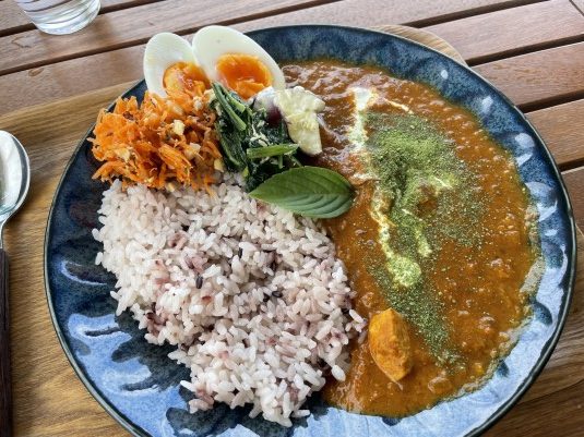与論島の薬草カフェで薬草カレー