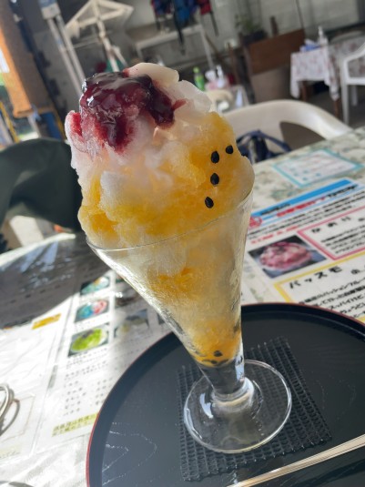 与論産のパッションフルーツとスモモを使ったかき氷