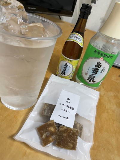 与論島唯一の黒糖焼酎「島有泉」で部屋飲み