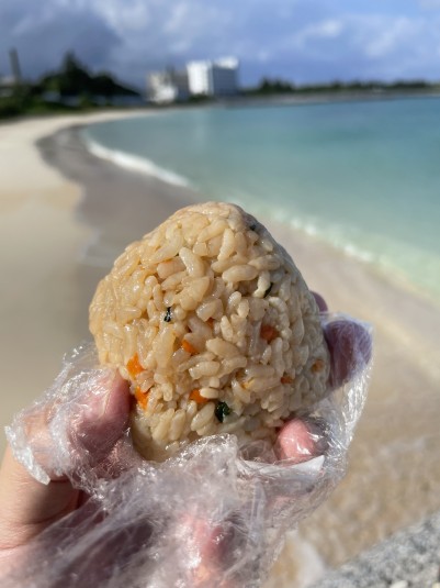 朝食は海を見ながら与論島の炊き込みご飯「みしじまい」を