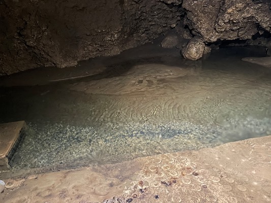 鍾乳洞から地下水をくみ上げる場所「暗川（クラゴー）」