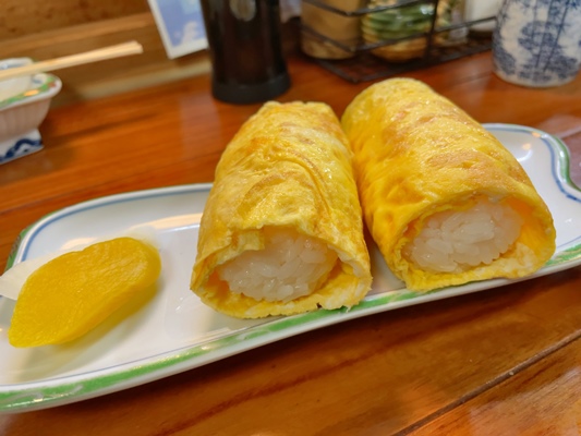 刺身が美味しい居酒屋で徳之島名物「たまごおにぎり」