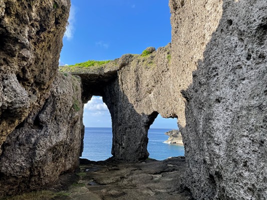 徳之島のメガネ岩