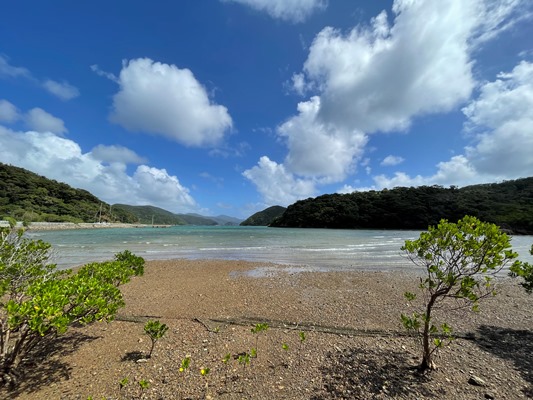 かつて加計呂麻島にあった海に向かってショットするドライビングレンジ