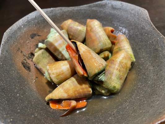 奄美群島の全蔵の黒糖焼酎をそろえている料理も美味しい奄美の居酒屋