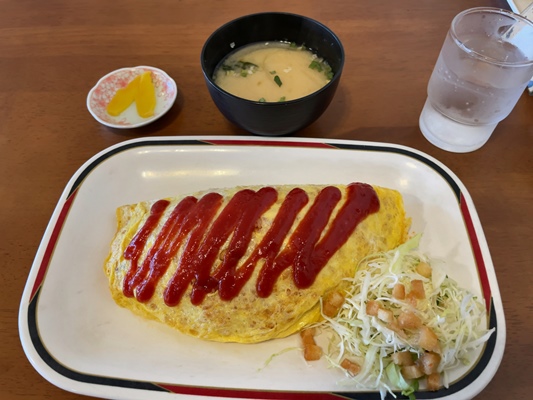 名瀬新港近くの食堂でオムライス