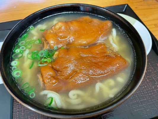 プルプルのテビチにモチモチ麺の沖縄そば
