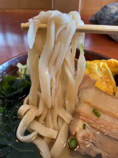 なまこを練り込んだ沖縄そばの「しっきり麺」