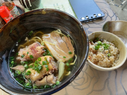 ほんのり生姜風味のお出汁が美味しい沖縄そば屋