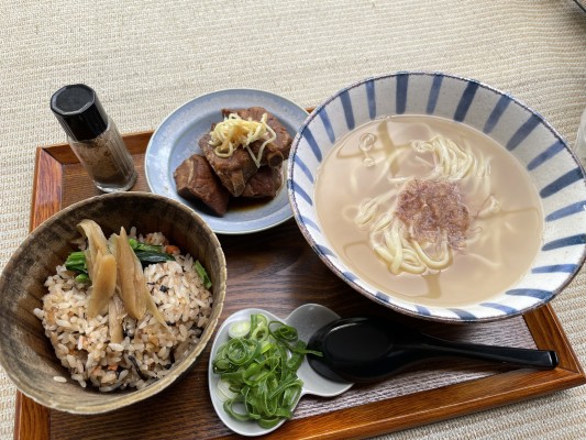 首里城近くのバランスのよい沖縄そば屋さん