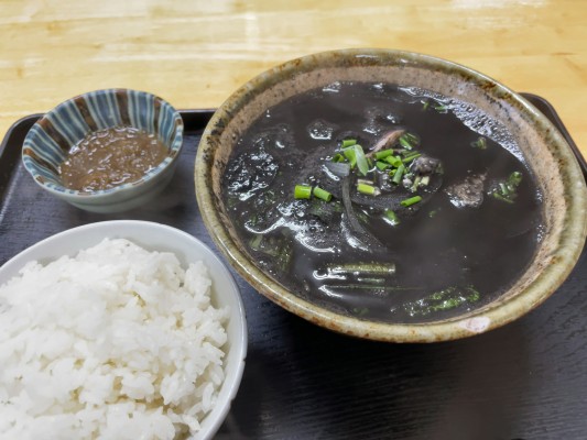 汁物が美味しい食堂で、イカスミ汁