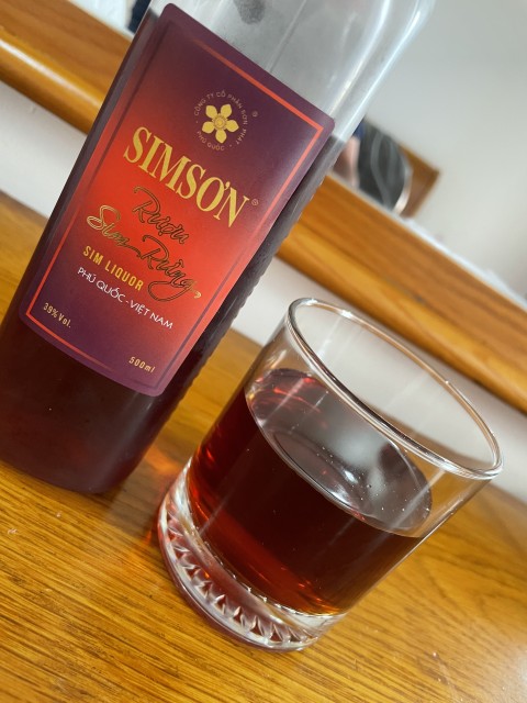 フーコック島名物のシムの実のお酒