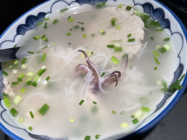 フーコック島ご当地麺のエビと魚のつみれ汁麺のブンクアイ