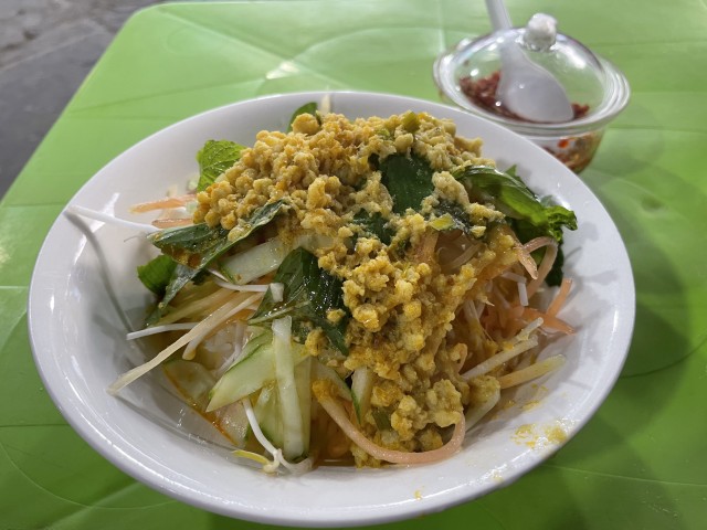フーコック名物の魚の汁とココナッツミルクを和えた麺のブンケン