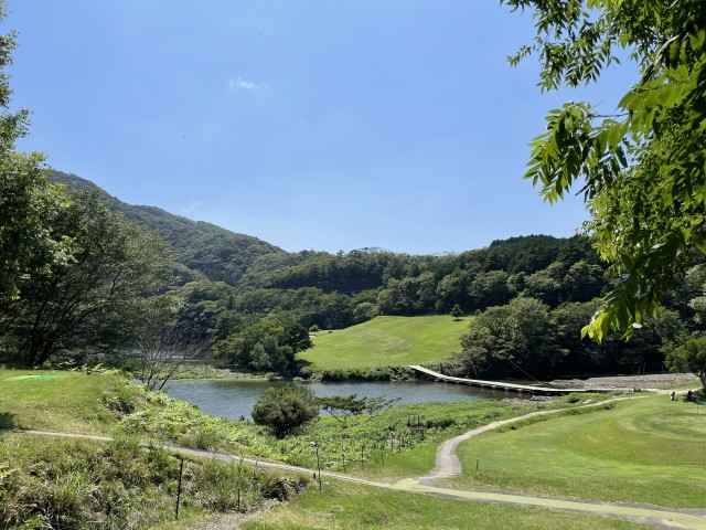 対馬の山の中にある６ホールのコース