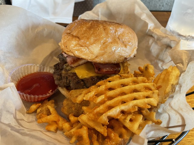 名護在住の米国人が作る肉肉しい素晴らしいハンバーガー