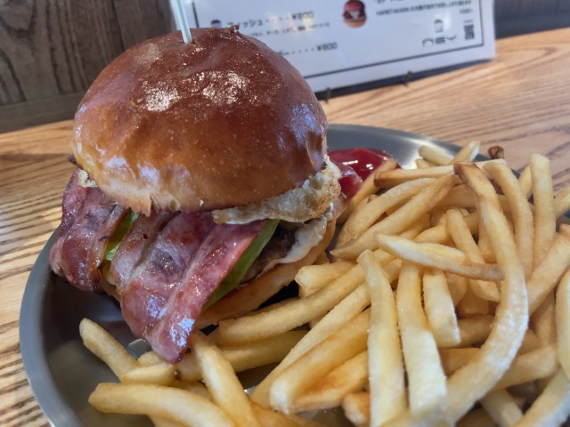 タルタルソースとパティの相性が最高の名護のハンバーガー