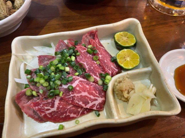 伊江島牛刺身と塩ゆでじーまみ