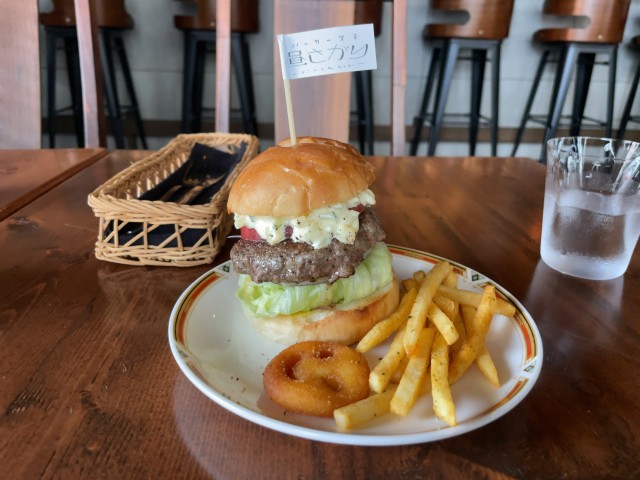 那覇のバーで昼間だけ営業しているハンバーガー屋さん