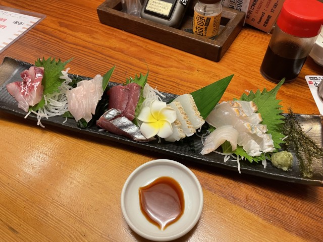 バーの開店待ちに隣で食事