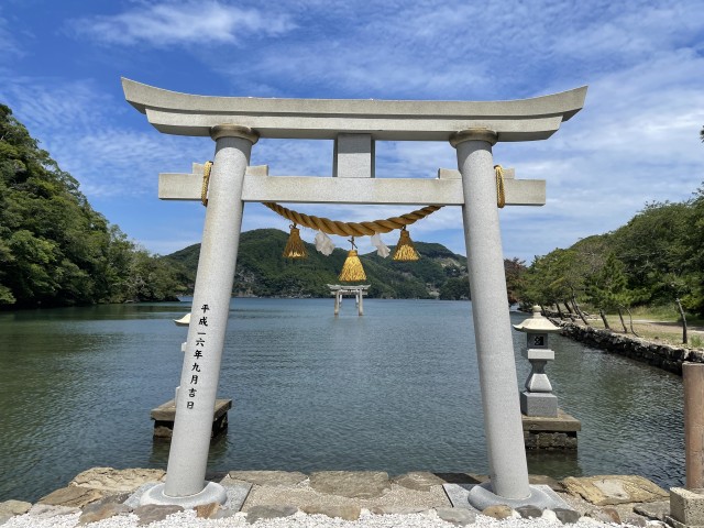 鳥居が海中に佇む対馬の神社