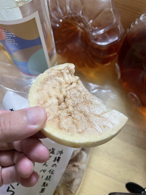 沖縄のせんべいは小麦粉から作られている