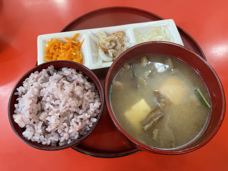 田芋の茎を使った沖縄の伝統料理の「むじ汁」