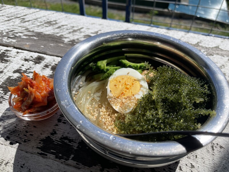 平安座島の高台から海が見えるカフェで海ぶどう冷麺