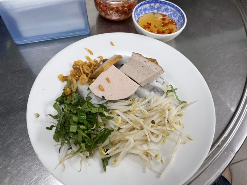 朝食に、ベトナム北部の料理「バインクオン」を食べてみた