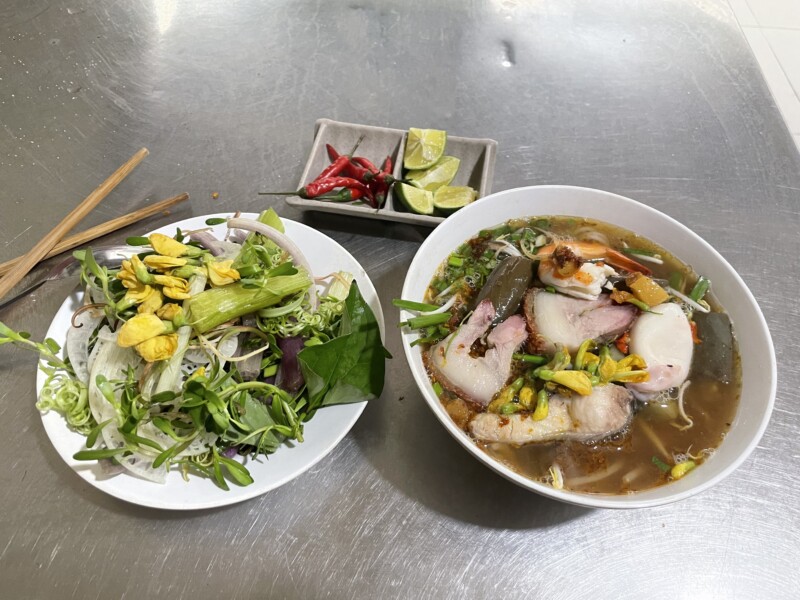 ベトナムの魚醤麺のブンマム