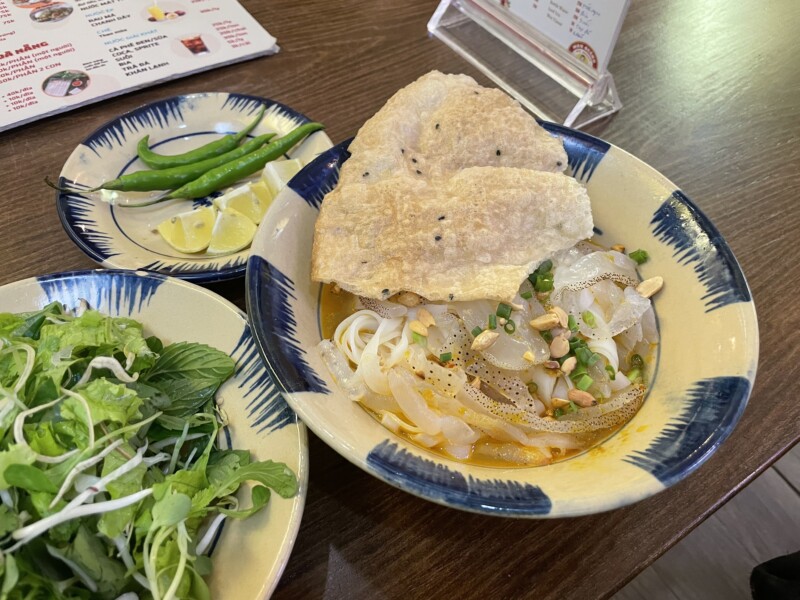 ホーチミンでコリコリした食感のクラゲのミークアン