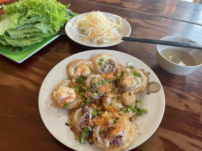 ブンタウ名物、ベトナム風たこ焼きのバンコット