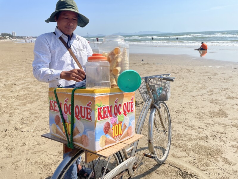 ブンタウのビーチを散歩してケム（アイスクリーム）を食べる