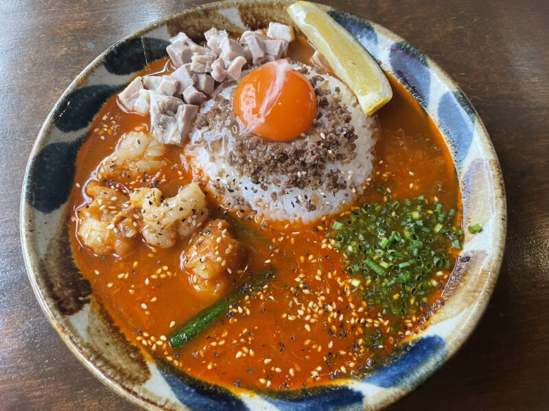 「スープと米」というカレーのようでカレーではない絶品の謎の料理とホルモンとキャベツが美味い「牛ホルモンそば」