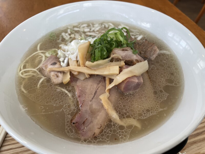 あぐー豚の骨と肉で作る豚骨らーめん