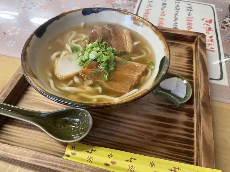 一日80杯限定の人気のシンプルイズベストな沖縄そば