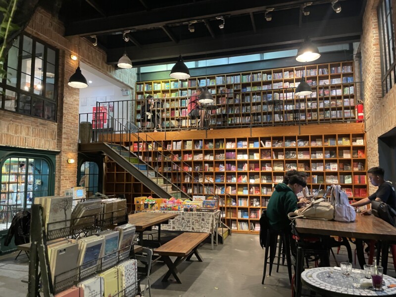 ホーチミンの大学の前にある図書館のようなカフェでバクシウ