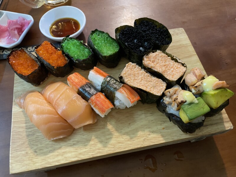 ホーチミンの完全ローカル向け寿司屋でエビコとトビコの謎を探る