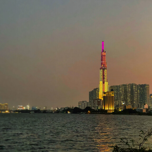 タンダ半島の川沿いのカフェで夕涼み