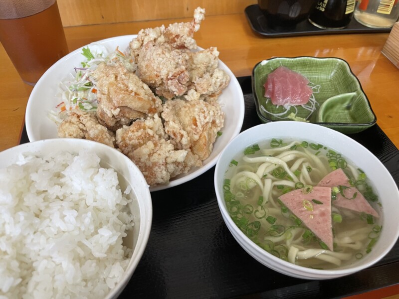 八重瀬町にある食堂のボリューム満点の塩だれの唐揚げ