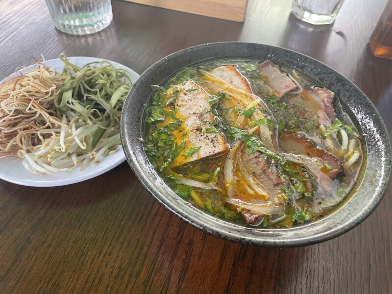 ホーチミン2区の高級住宅街タオディエン地区のローストしたブリスケットが名物のカフェ