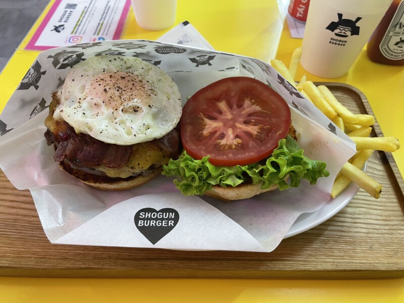 富山の老舗焼肉屋が作ったショーグンバーガーというハンバーガー屋のホーチミン支店