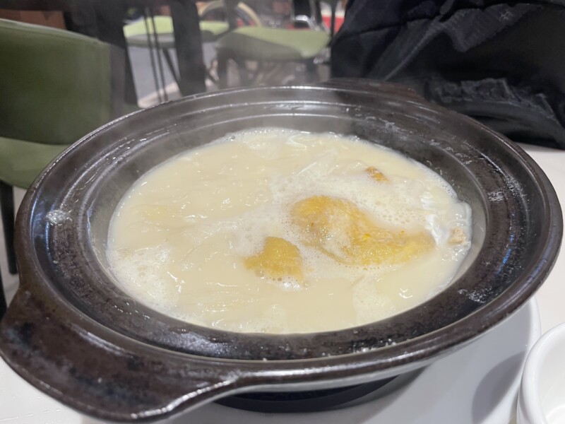 鶏のスープにフカヒレをいれた雞煲翅