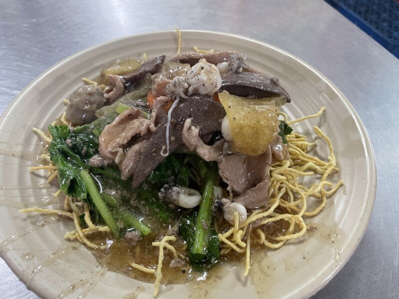 ホーチミンのモツの餡かけかた焼きそば